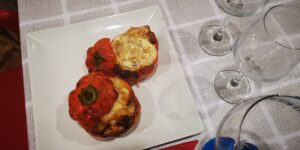 Pimiento relleno de tortilla de cebolla, salmón ahumado y gambas