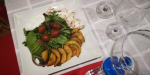 Ensalada de brotes tiernos con nectarina