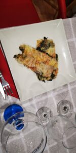 Milhojas de espinas con queso y tomate caramelizado