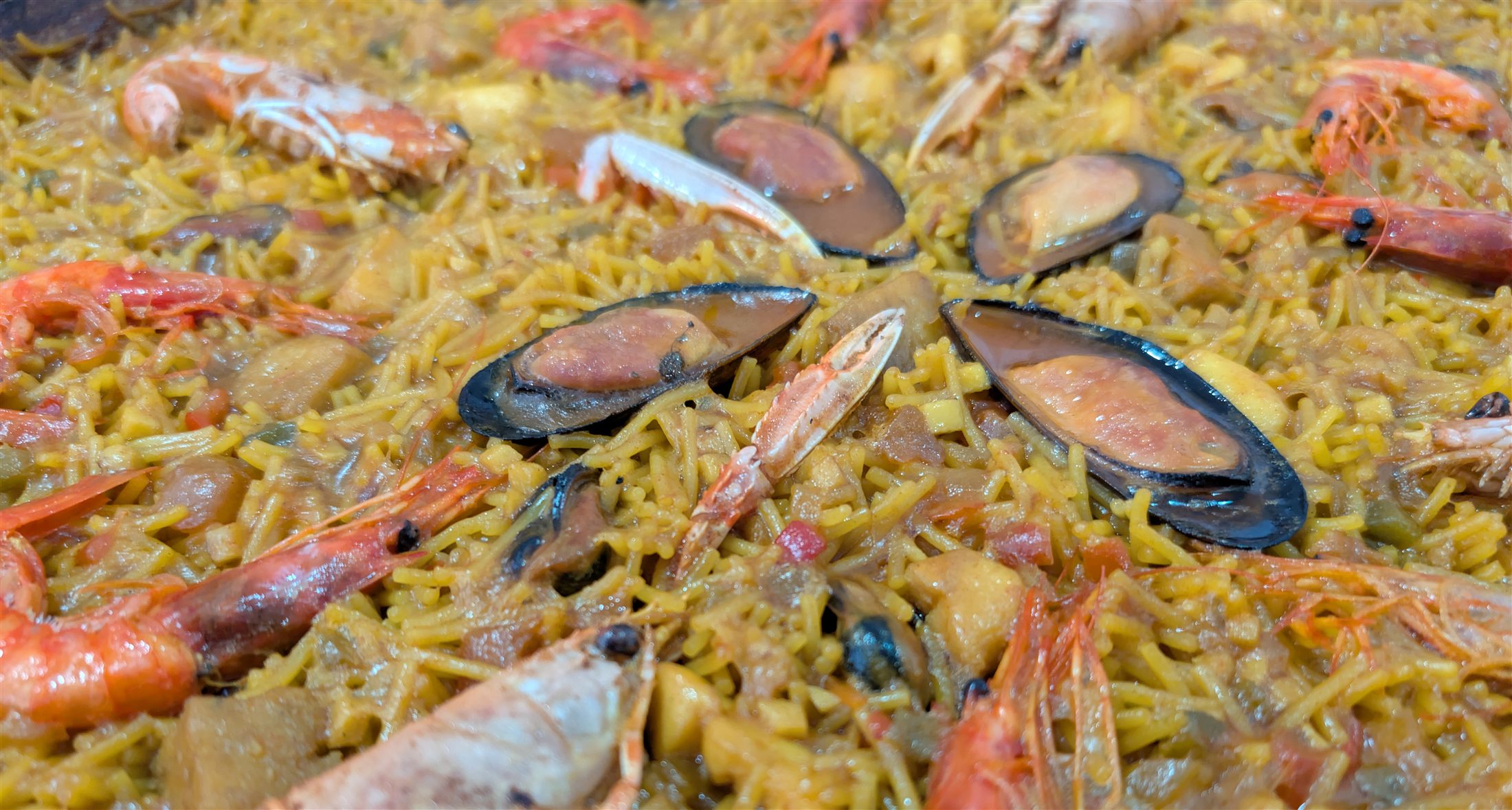 Paella de marisco con gambas, mejillones y carabineros